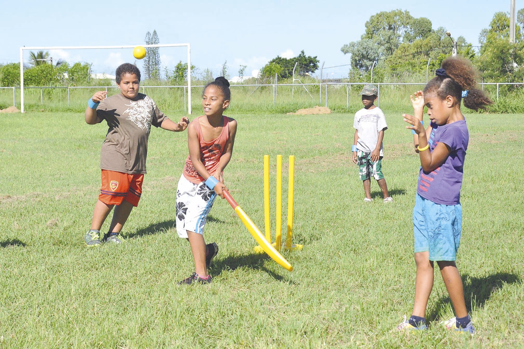 Les élèves du cycle3 étaient réunis au centre sportif du village où les enseignants leur ont proposé du cricket, découverte pour les élèves du CE2 et perfectionnement pour ceux de CM1 et de CM2, avec l’apprentissage du vocabulaire spécifique.