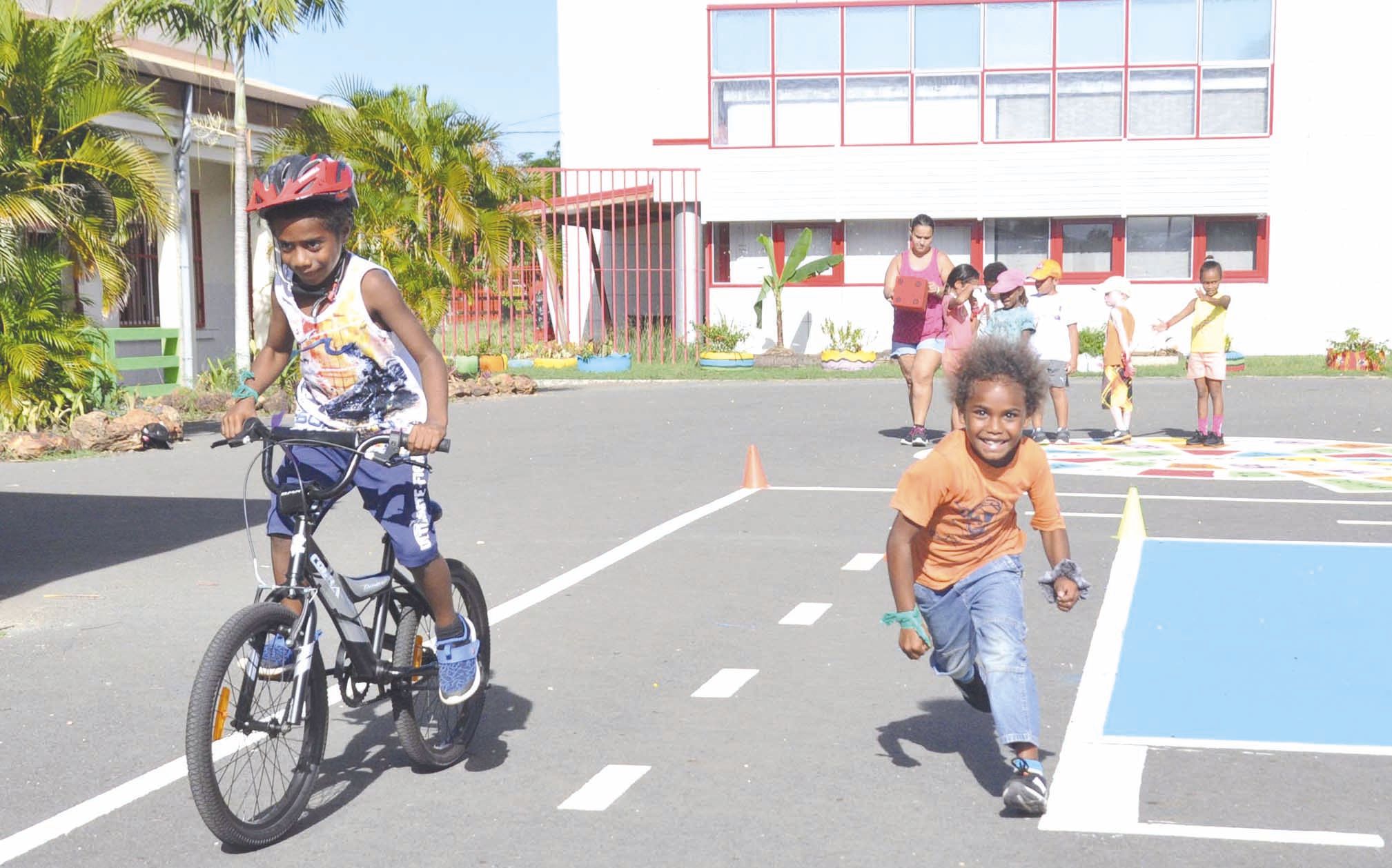 Sept ateliers tournants ont été proposés aux élèves de CP/CE1 : marelle, escargot, vélo, course des serveurs, corde à sauter… Ici l’atelier duathlon avec un élève de CE1 sur le vélo et un élève de CP à pied. L’objectif de cette initiation est de préparer 