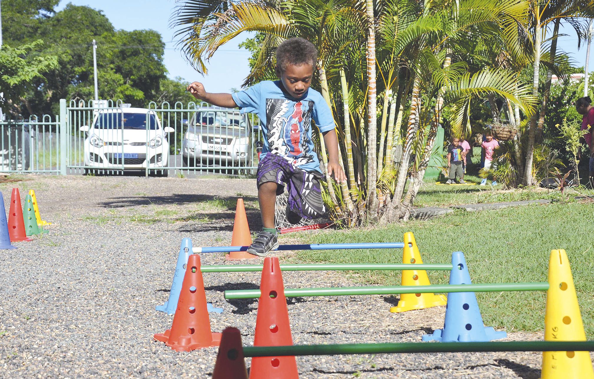 Les enfants des trois sections de maternelle ont participé à une course relais sur un parcours agrémenté d’obstacles installés dans la cour de l’école maternelle Léonie-Clavier.