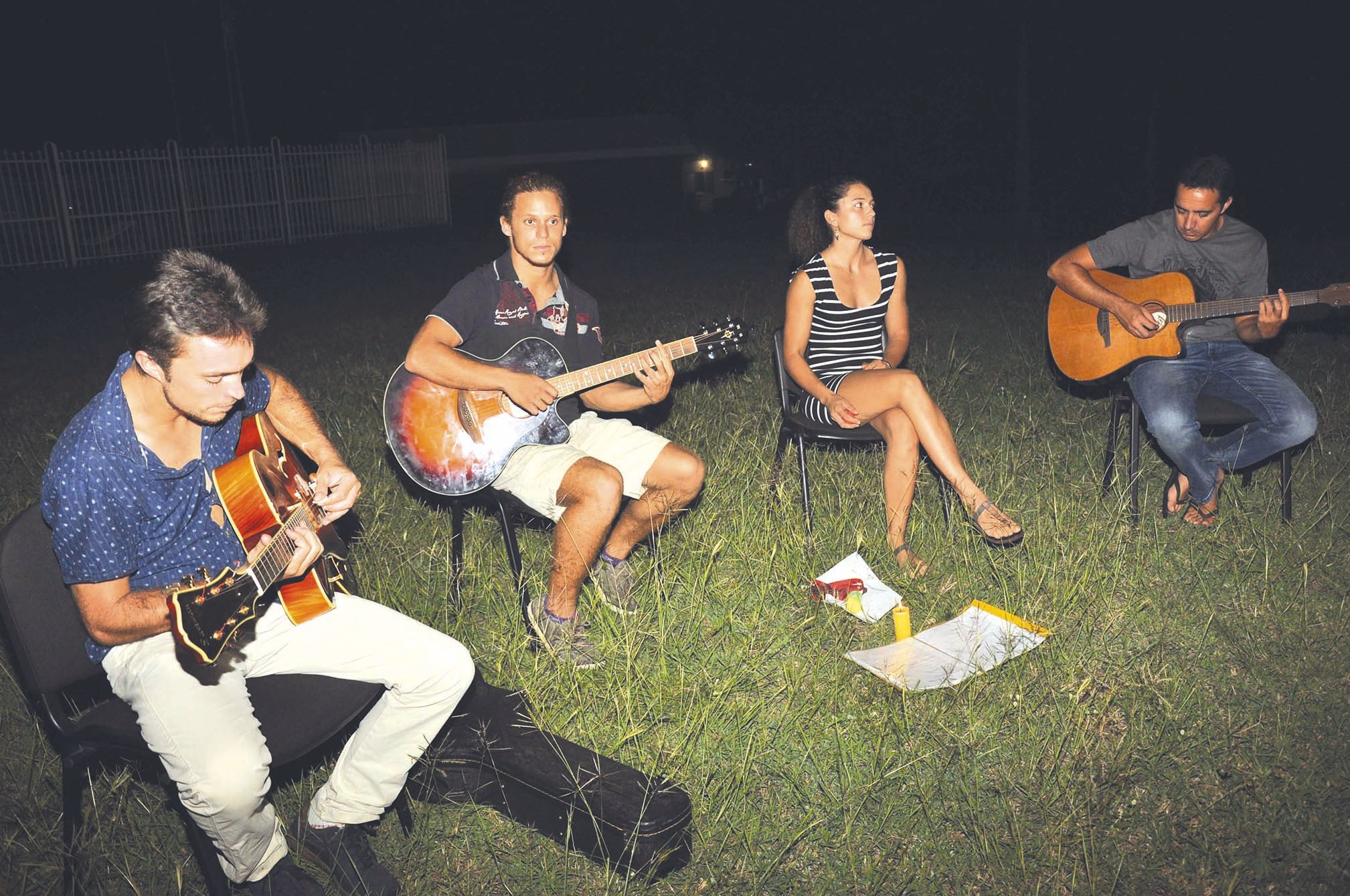 Durant une heure, quatre musiciens locaux - Charlène, Darren, Laurent et Alex - ont plongé la quarantaine de personnes réunies autour des bougies dans une ambiance familiale et champêtre, en interprétant des reprises internationales.