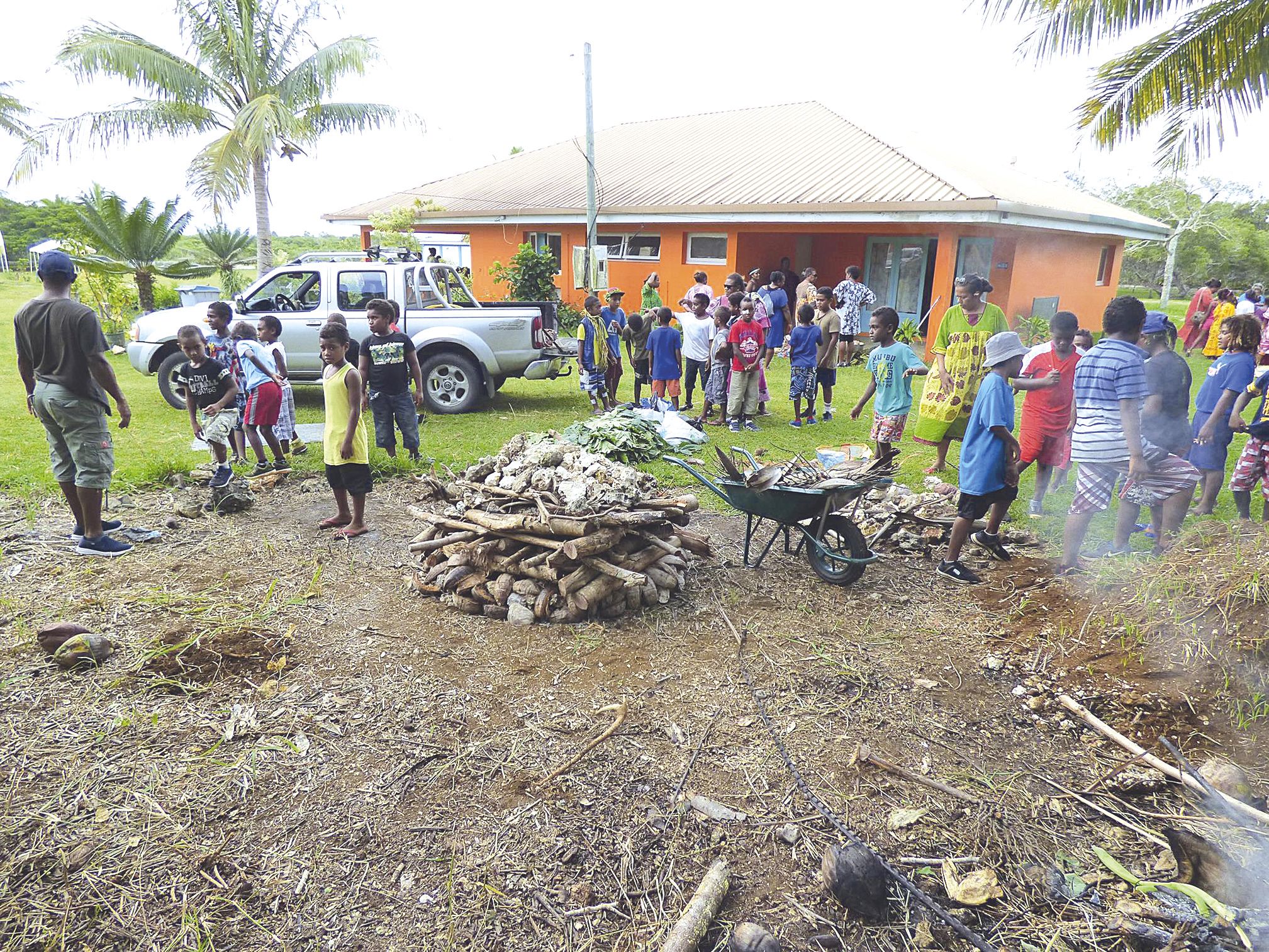 Un groupe d’élèves avait pour tâche de réaliser un four kanak afin d’accueillir les bougnas.
