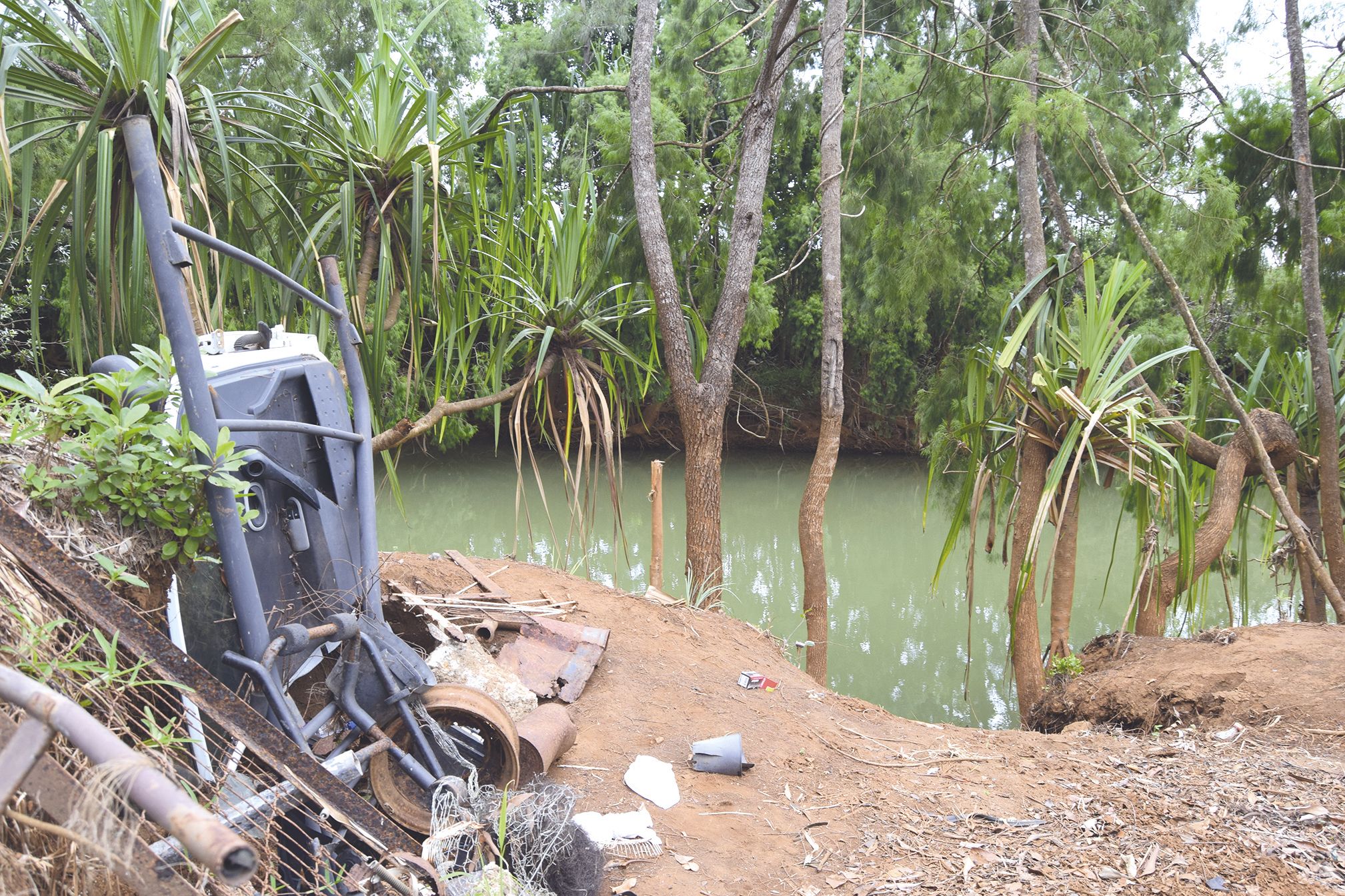 Si l’origine de la pollution de l’eau aux coliformes totaux reste à déterminer, d’autres  désagréments, sont, eux, beaucoup plus facilement identifiables le long de la rivière.