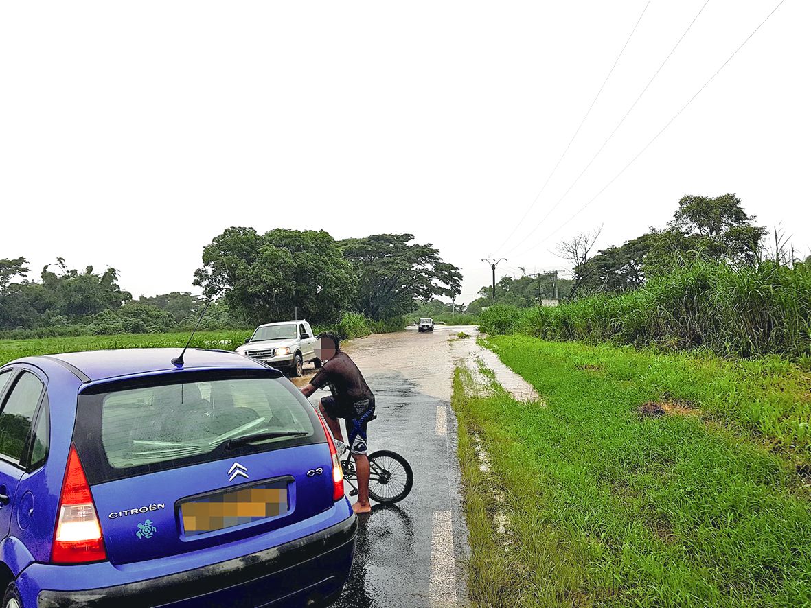 La Pouembout a débordé hier matin, inondant les champs et barrant les routes.  Les automobilistes ont été contraints de faire demi-tour.