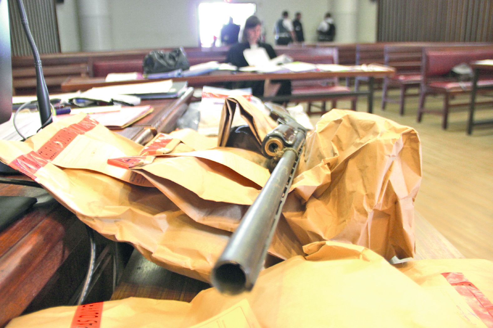 L’arme utilisée par Béa Bati est un fusil à pompe. Il avait été chargé de deux balles et trois cartouches de chevrotine.