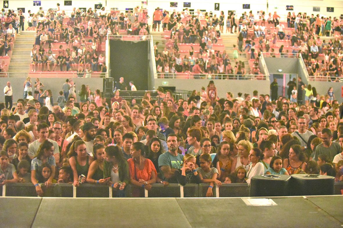 Trois mille personnes, en grande majorité des enfants accompagnés de leurs parents, sont venues écouter l’artiste dont le premier album s’est vendu à plus d’un million d’exemplaires.