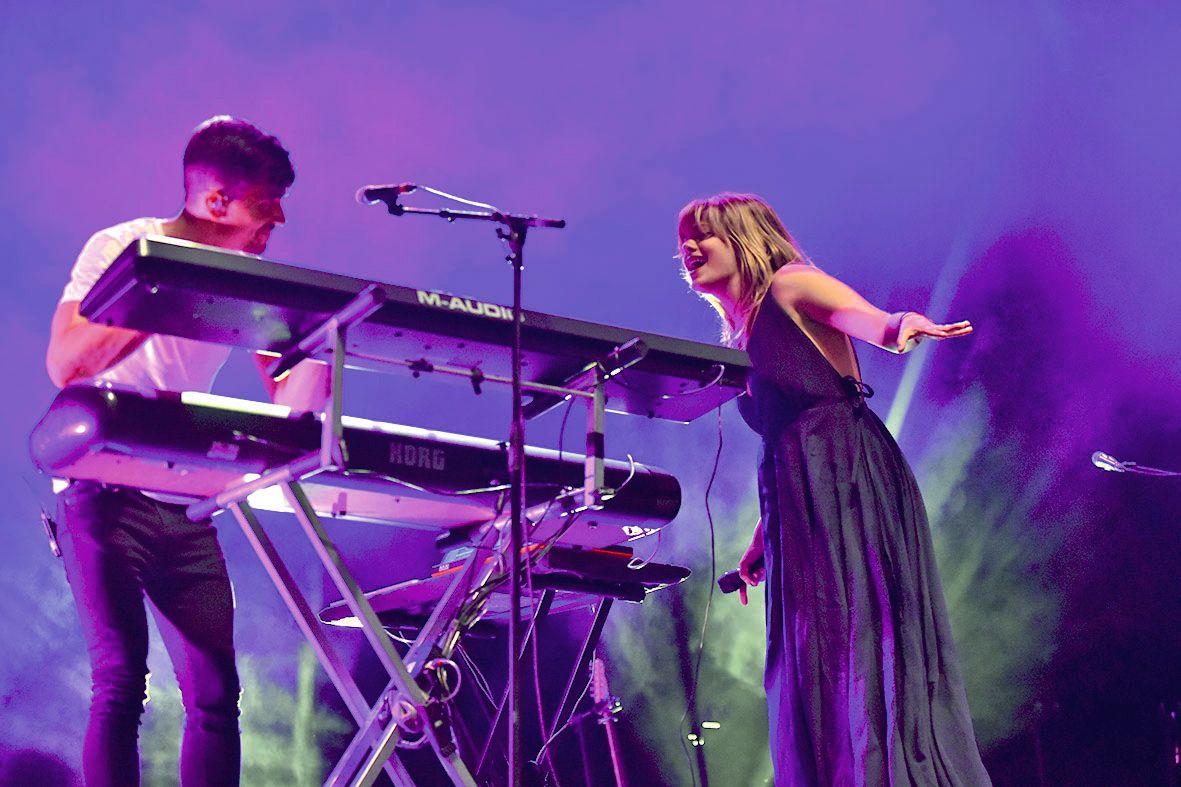 « C’est un honneur pour moi d’être là ce soir avec vous », a soufflé Louane. Fraîche  et souriante, la jeune femme a fait preuve de complicité avec son public. Visiblement sous le charme, il le lui a bien rendu.