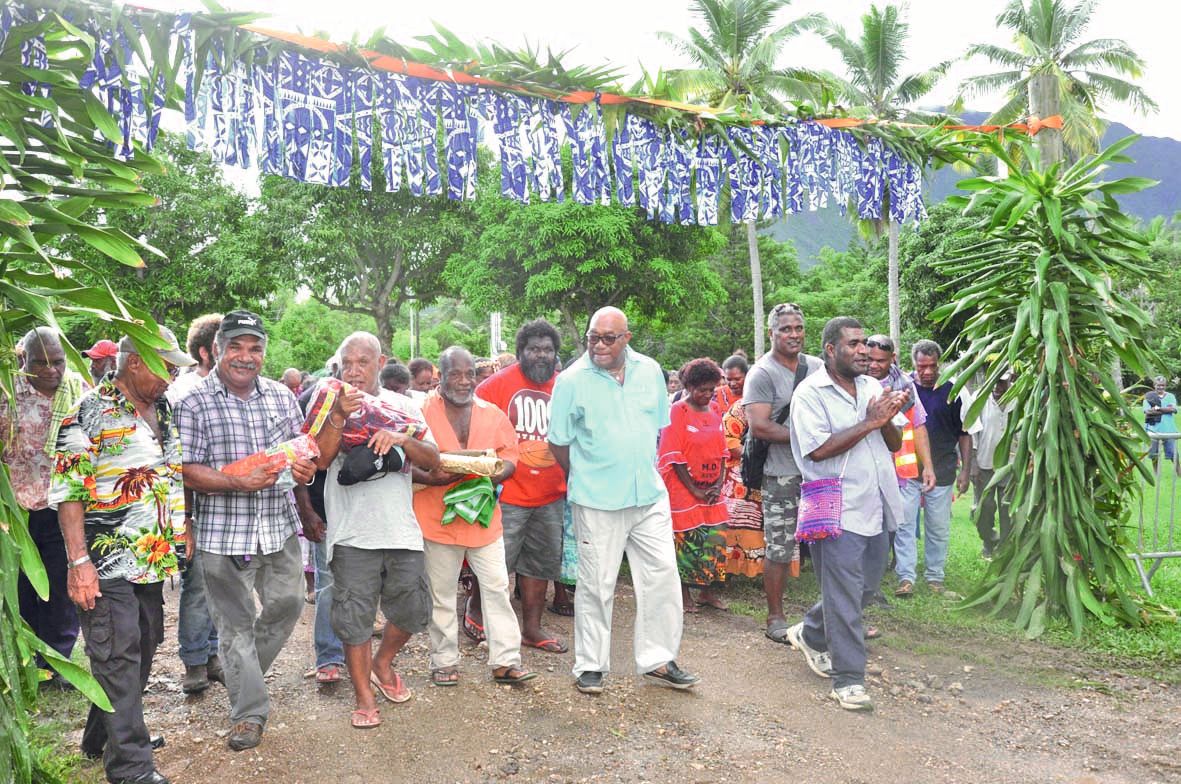 Après que le petit chef de la tribu de Païta, Félix Teity, eut symboliquement ouvert la porte de la paroisse, les délégations ont procédé vendredi à la coutume auprès des  représentants de l’aire Hoot Ma Whaap.