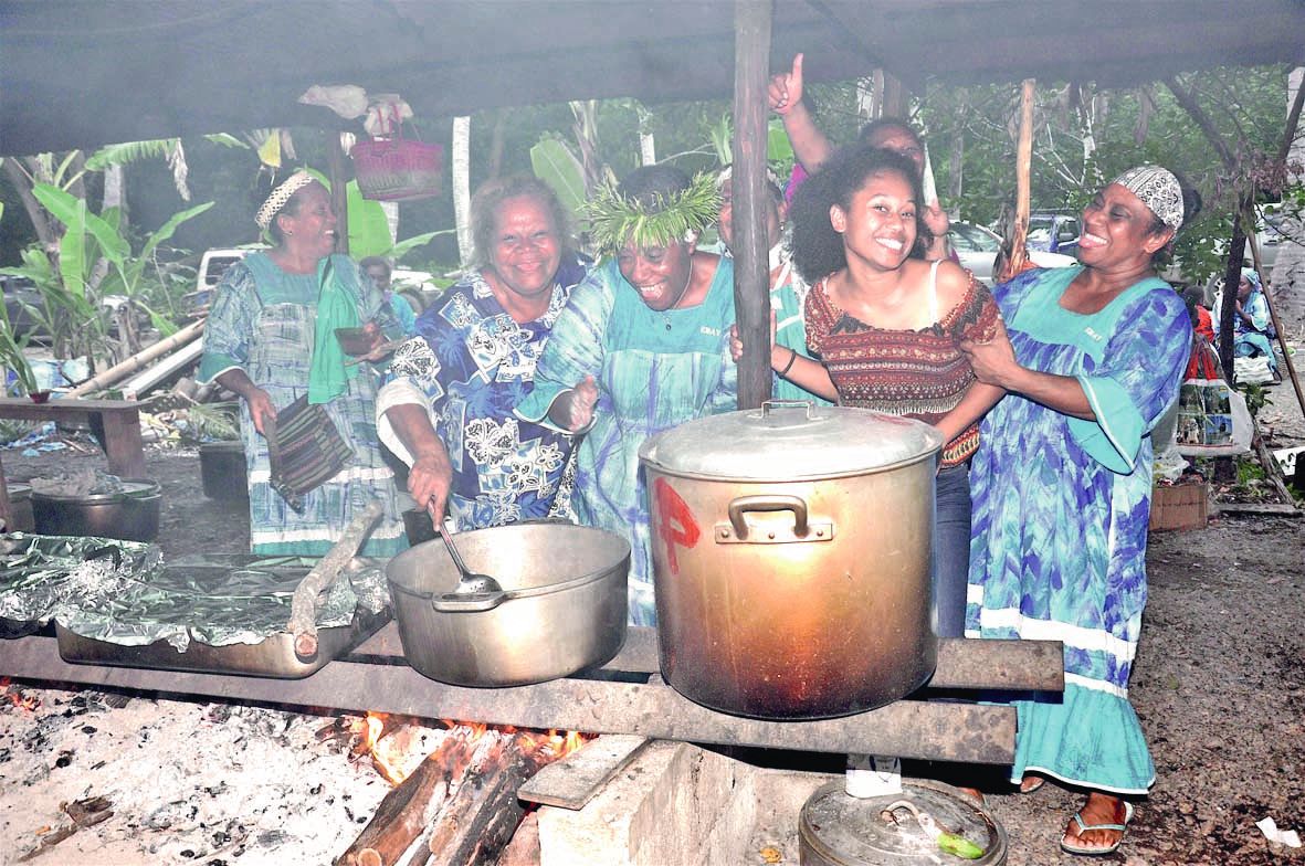 Les paroisses du KGO, aidées de celles du consistoire de Poum, étaient préposées à la préparation des repas, durant laquelle hommes et femmes se sont réparti les tâches. Au total, plus de cinq mille repas ont été servis à la communauté, durant trois jours