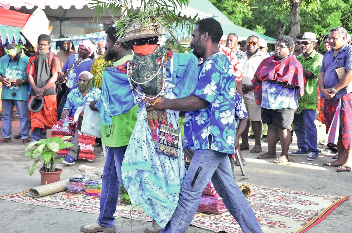 Dimanche, en fin de journée, les consistoires du KGO et de Poum ont procédé à la passation de la fille Wapata - celle qui donne la vie et peuple la Terre - au consistoire de Poya-Bourail, qui la gardera durant quatre ans pour préparer la Pâques en 2021.