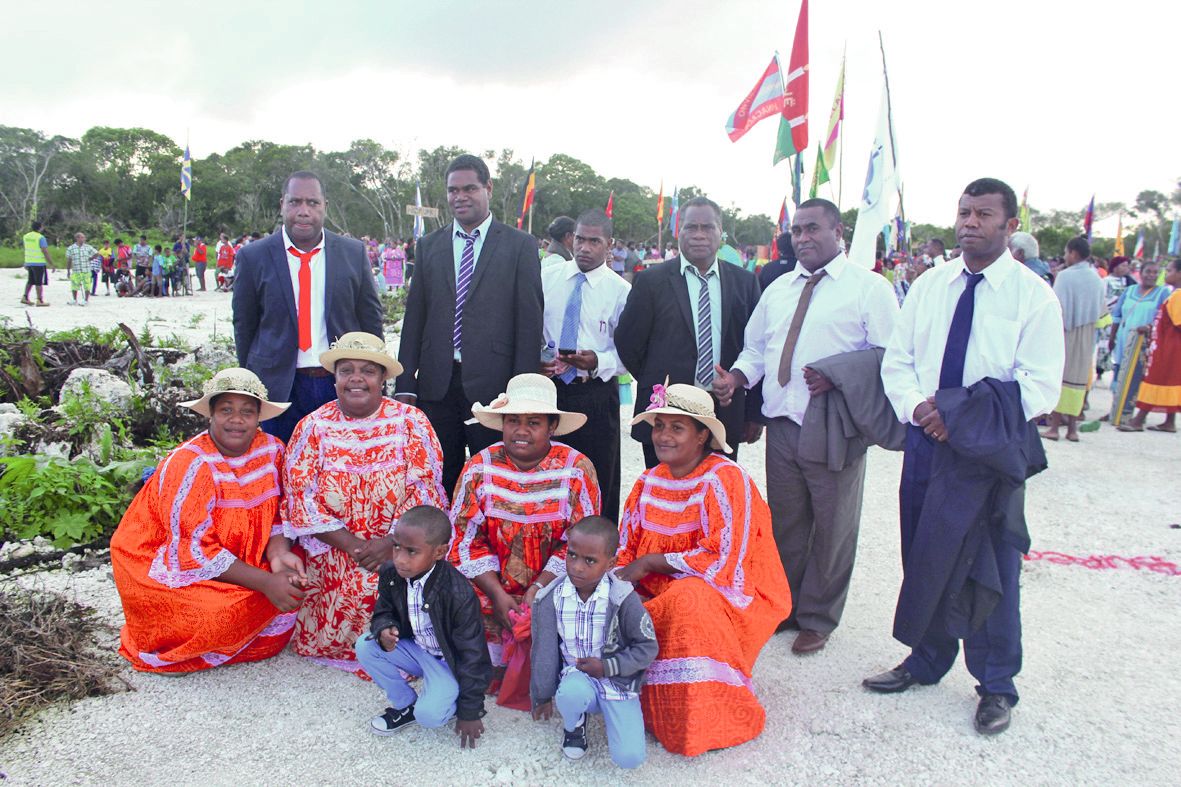 Le président sortant (4e à partir de la gauche) et le nouveau bureau du kérésiano Dréhu me Tixa, qui gérera la Kovasio à partir de l’année prochaine à la tribu de Hapetra.
