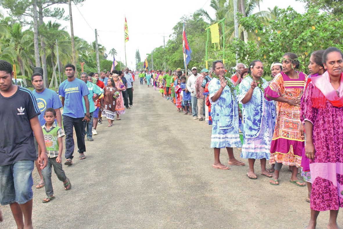 Certains pèlerins attendaient devant leur portail afin de se greffer à leur kérésiano (paroisse). Plus de 2 500 personnes ont défilé pendant le week-end pascal.