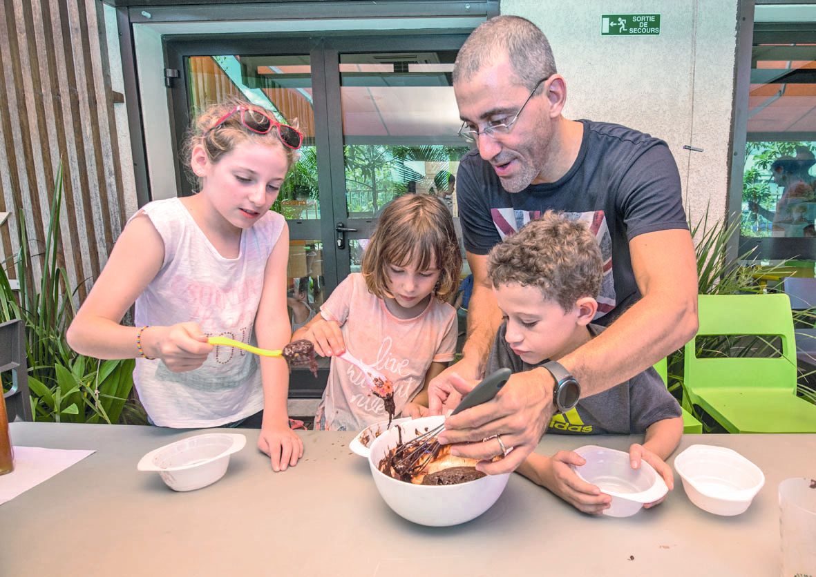 Autre ambiance à la Maison de la famille de Rivière-Salée. Samedi, avant la traditionnelle chasse, les enfants ont participé à un atelier culinaire autour du chocolat.