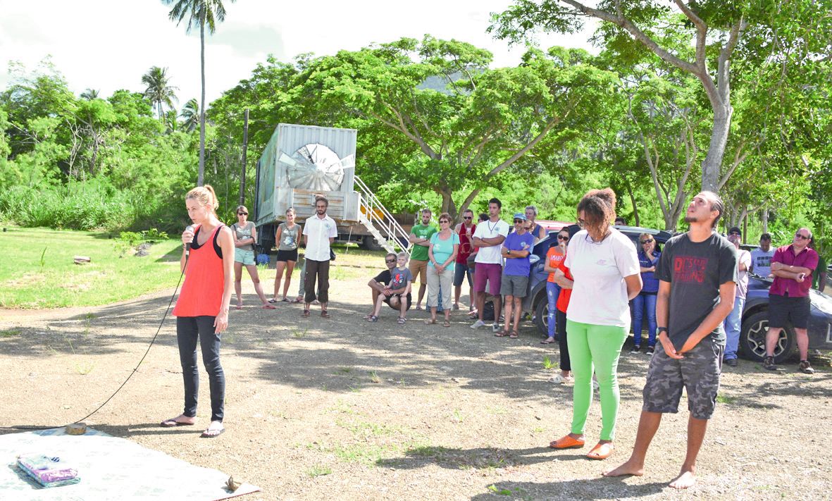Avant de donner le coup d’envoi de cette manifestation baptisée « Waa Dï » première du nom, les jeunes du programme Bwé Di ont présenté un geste aux coutumiers de Gouaro. Amandine Darras (notre photo), coordinatrice de Bwé Dï, en a profité pour expliquer 