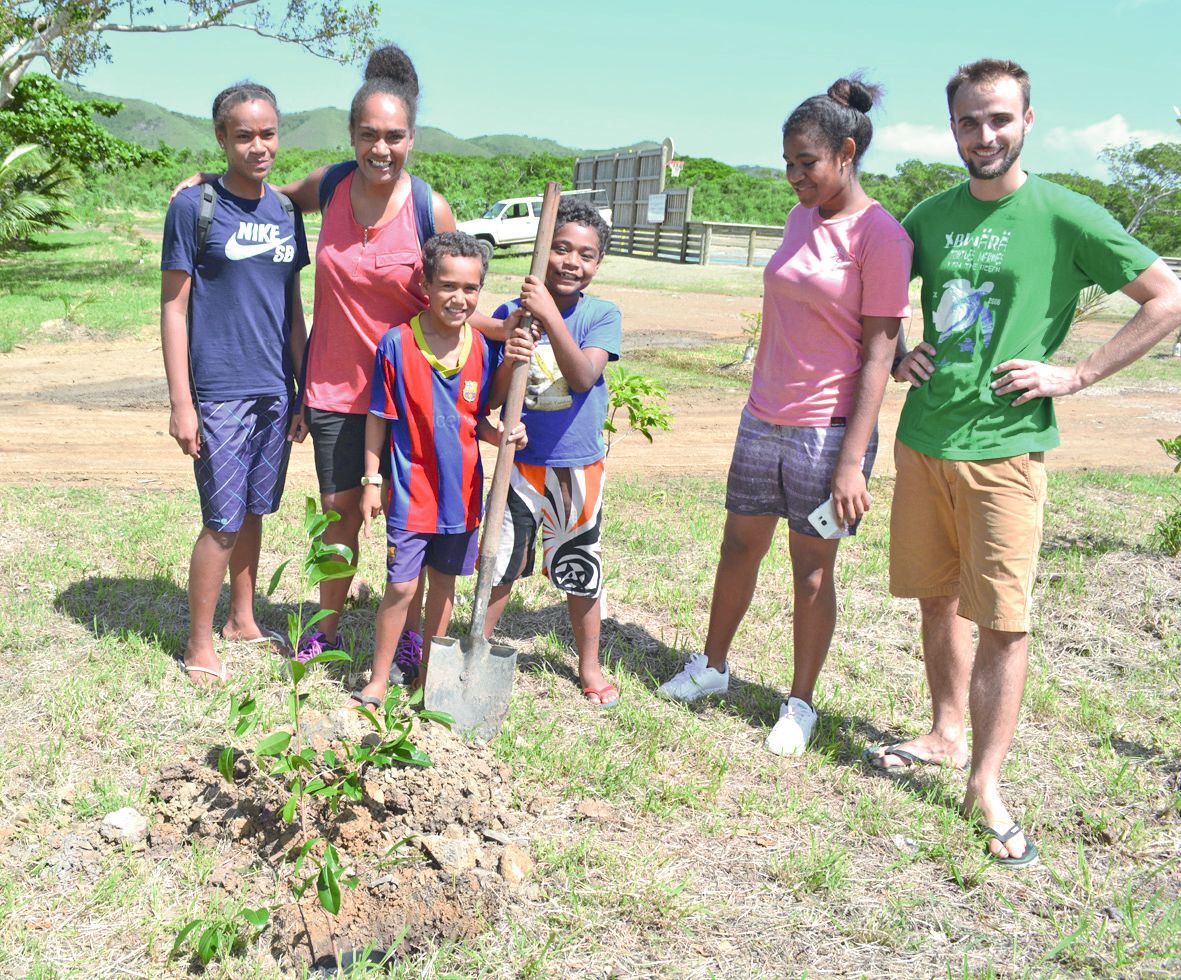 Tout comme cette famille, les personnes volontaires pouvaient parrainer un arbre et le planter sur le terrain situé devant la maison commune de la tribu de Gouaro, en donnant 1 000 francs à l’association Bwärä tortues marines.