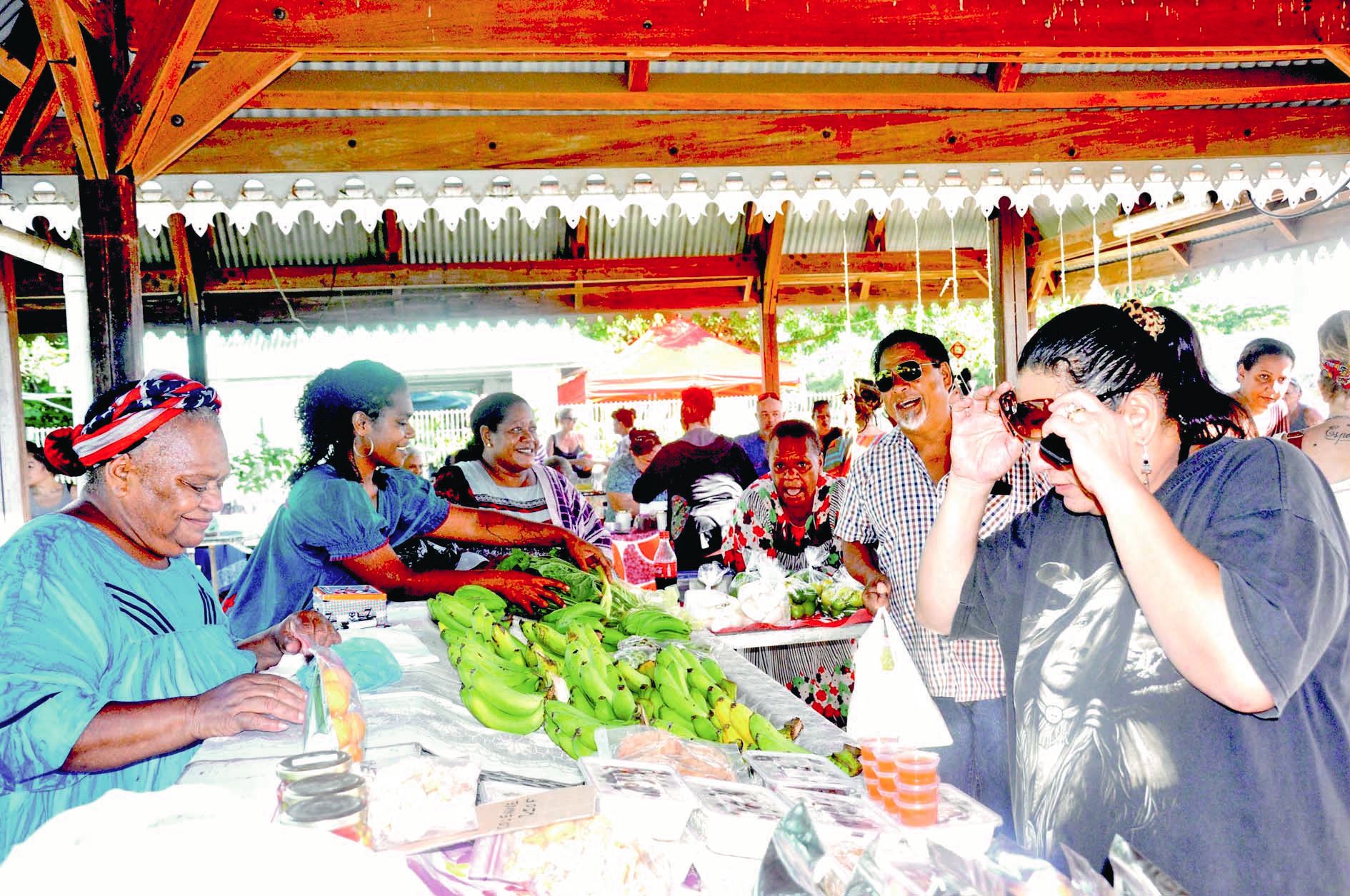 Ayet, de la tribu de Ouemba (Kaala-Gomen), a proposé au public des cœurs de bambou, des produits de la mer (grisettes, fritures et becs de cane) des bananes dessert et des feuilles de choux kanak. Elle se disait satisfaite de la fréquentation du public.