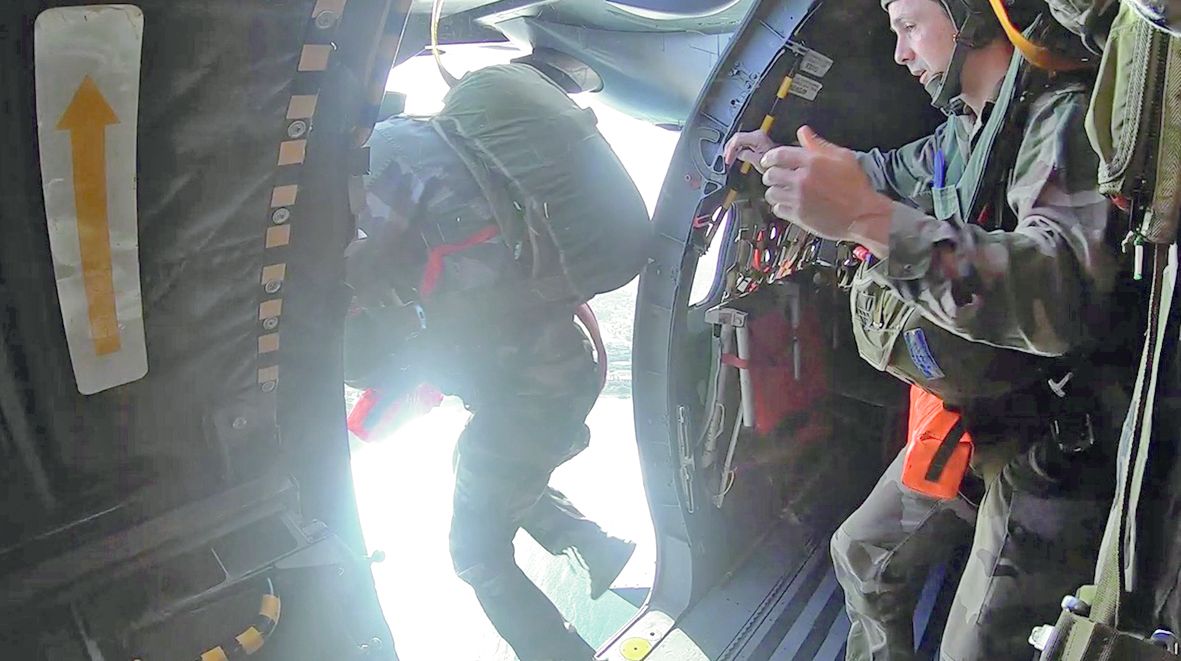 Les parachutistes peuvent être amenés à tomber sur un plan d’eau de jour comme de nuit. C’est la raison pour laquelle ils doivent connaître et maîtriser par cœur cette procédure.