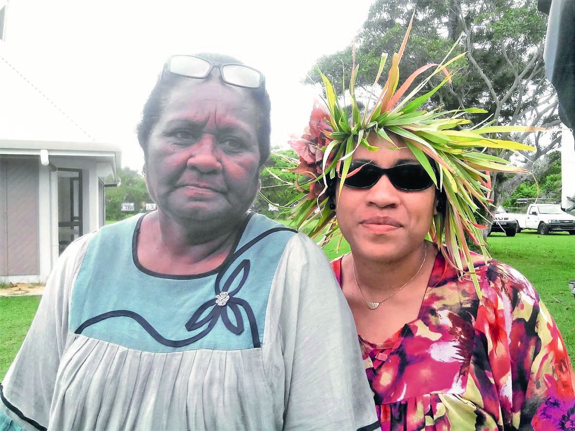 Rose Ngaiohni et Blanche Harper, du service provincial Femmes et familles, ont profité de cette première journée culturelle pour venir à la rencontre de la population et partager leurs connaissances.