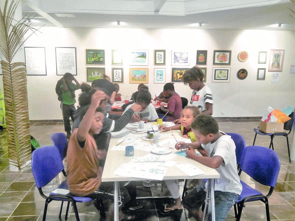 Au cœur de la salle, qui accueille jusqu’au 13 juin l’exposition « A la rencontre des peuples du monde », les jeunes de La Roche se sont initiés à l’art de la peinture ukrainienne.
