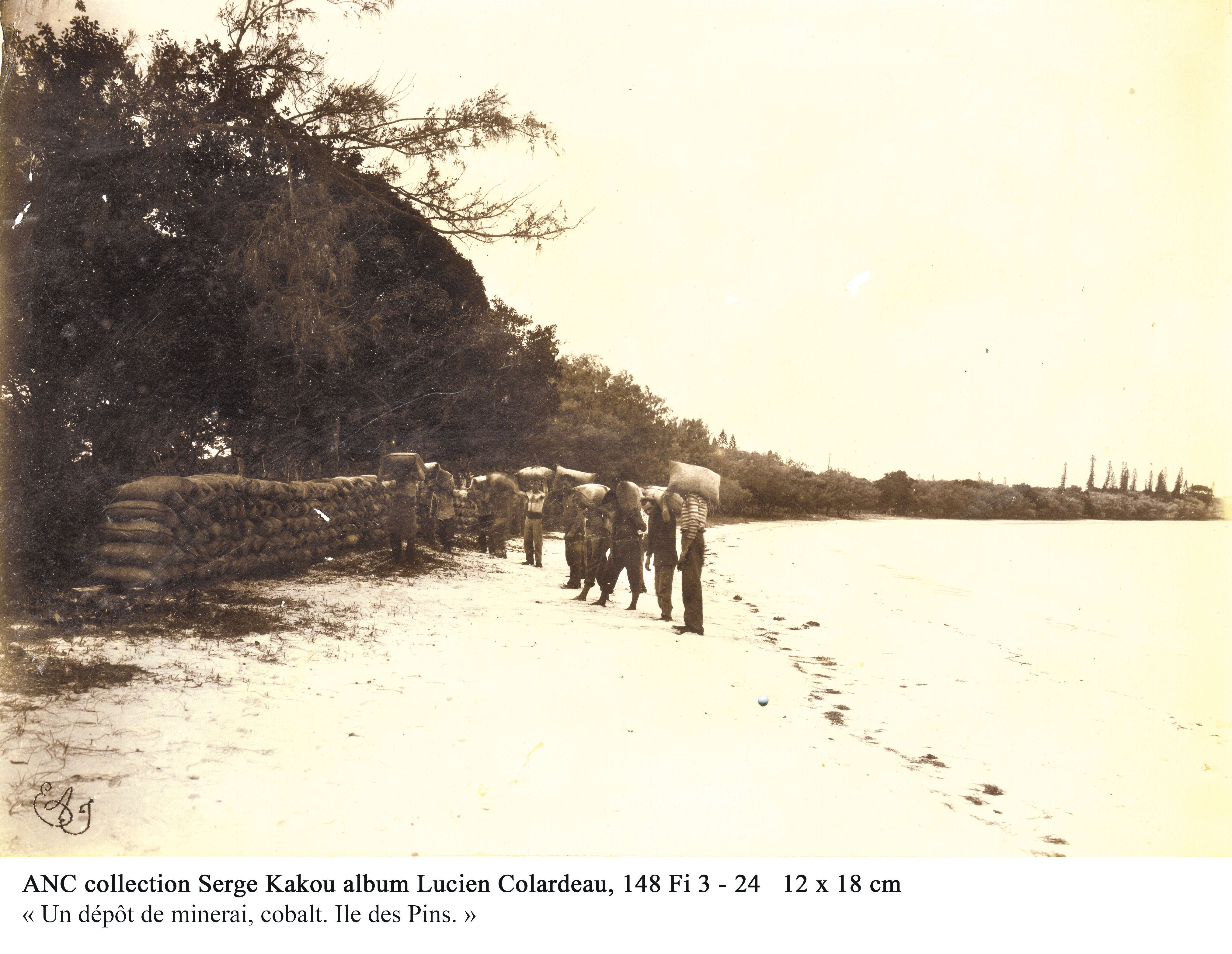 Curieuse photo. Sur la carte postale, figure la mention « Un dépôt de minerai, cobalt. Ile des Pins ». Mais une telle présence interroge…