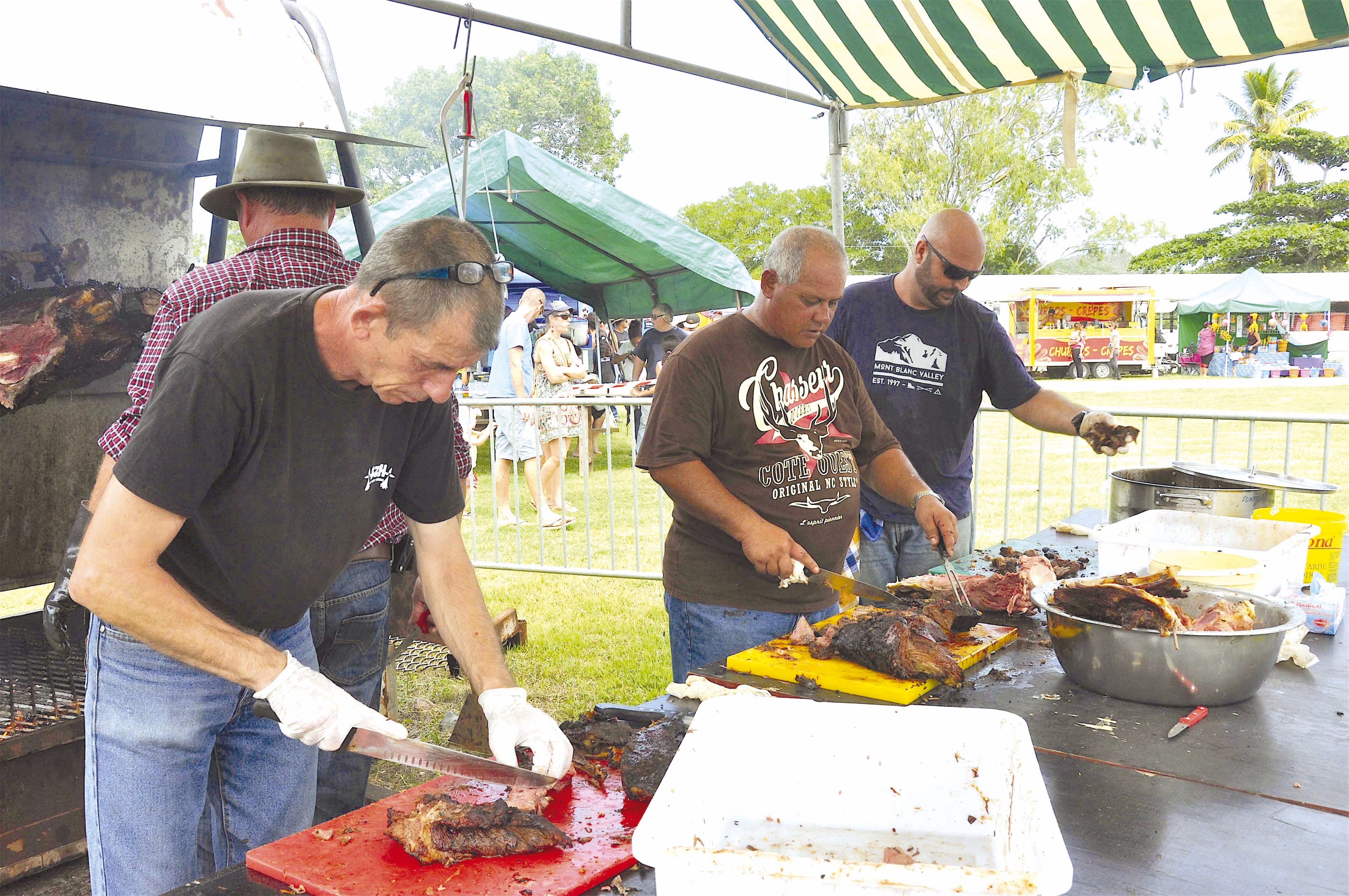 Dès 11 heures, brocheurs et bénévoles ont découpé la génisse en morceaux avant de la servir en barquettes arrosées d’une sauce à base d’oignons et de tomates confites et accompagnées de frites et de salades diverses.