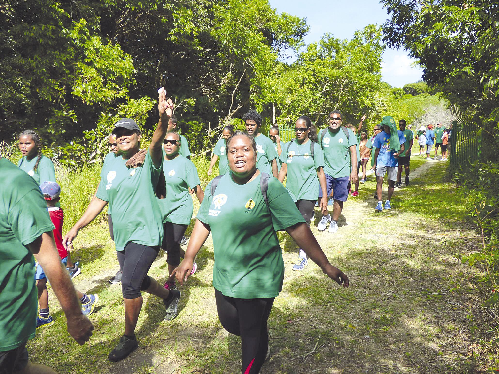 A Lifou, des dizaines de personnes se sont rassemblées pour une randonnée sur les  chemins et dans la bonne humeur.