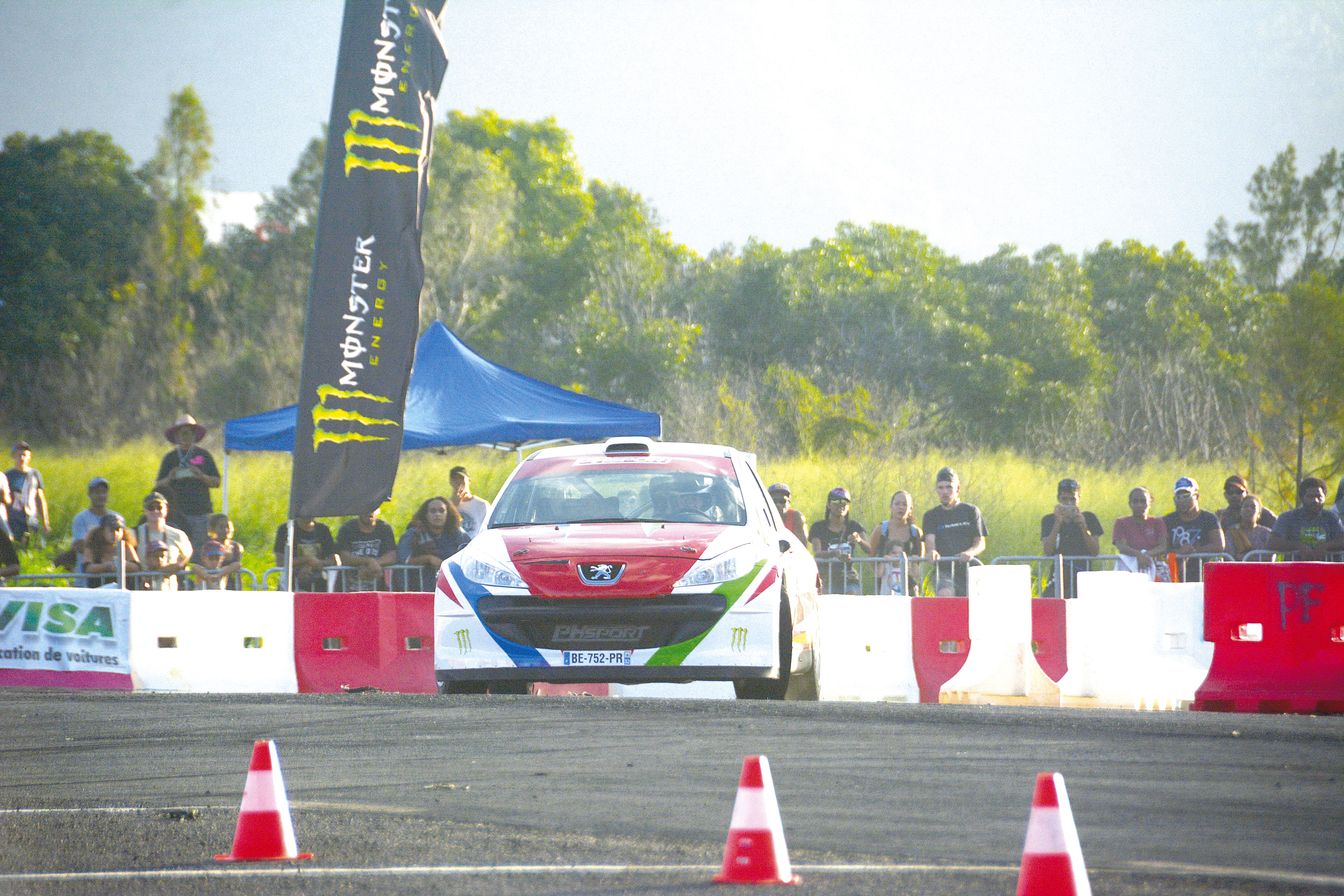 Eric Riandet est venu faire une démonstration avec sa Peugeot S2000. L’occasion d’annoncer le retour des courses de rallye. La première ? Le 15 juillet à Païta.