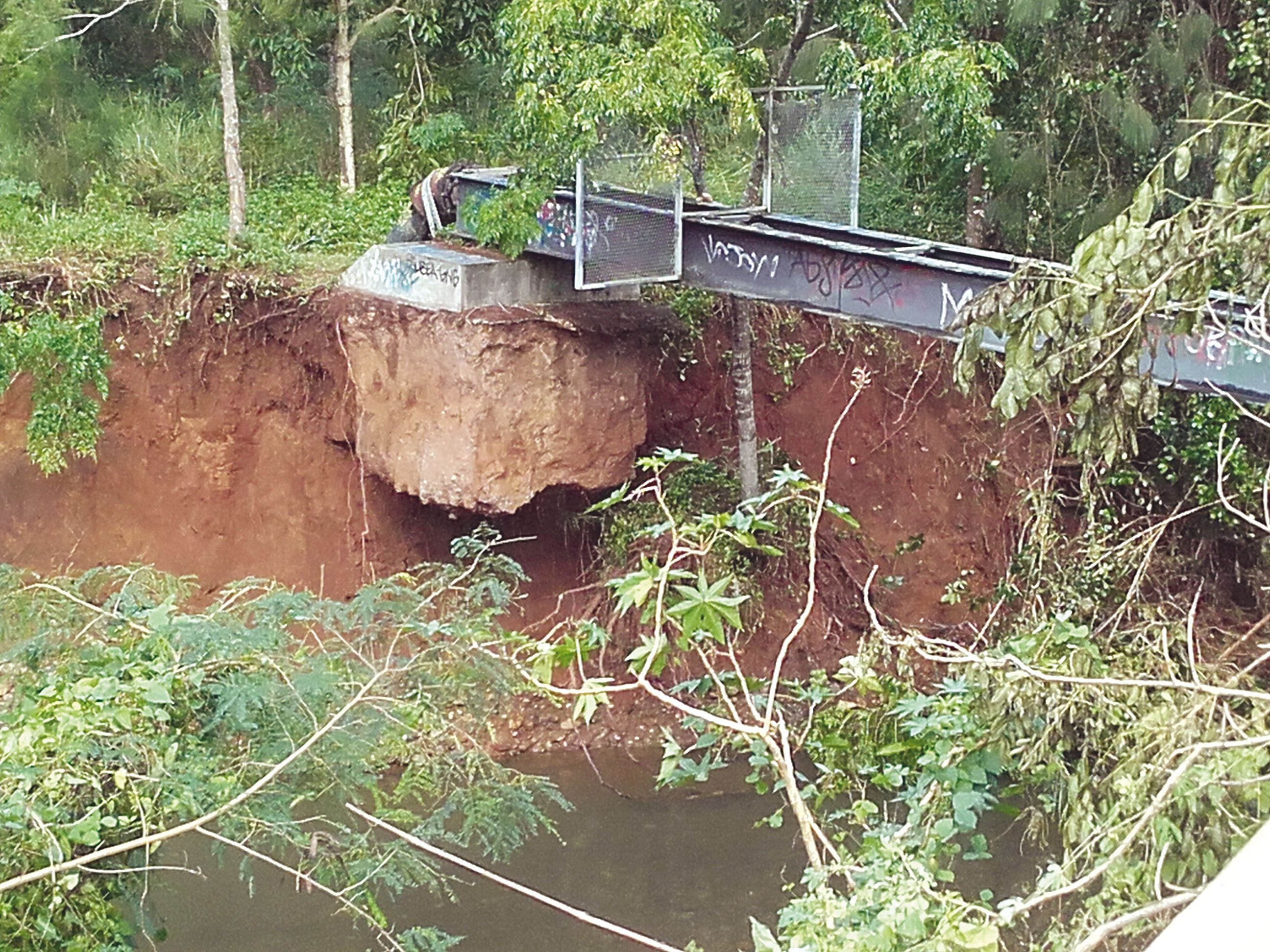 À la suite du cyclone Cook, comme le montre cette photo  d’archives, la fondation en béton de la canalisation était  suspendue dans le vide avant de s’effondrer le mois dernier.