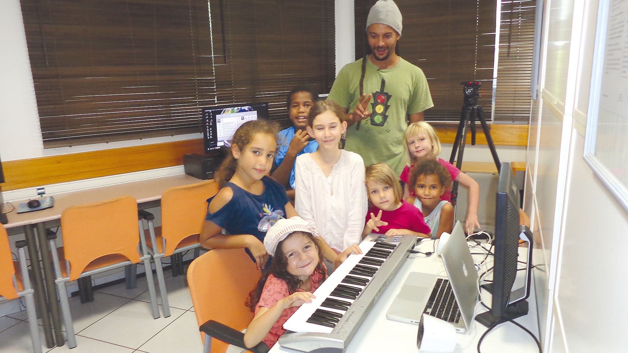 A la médiathèque, sous l’œil attentif de Marvin, les jeunes ont été initiés à la musique  assistée par ordinateur pour créer une œuvre musicale à travers un logiciel dédié.