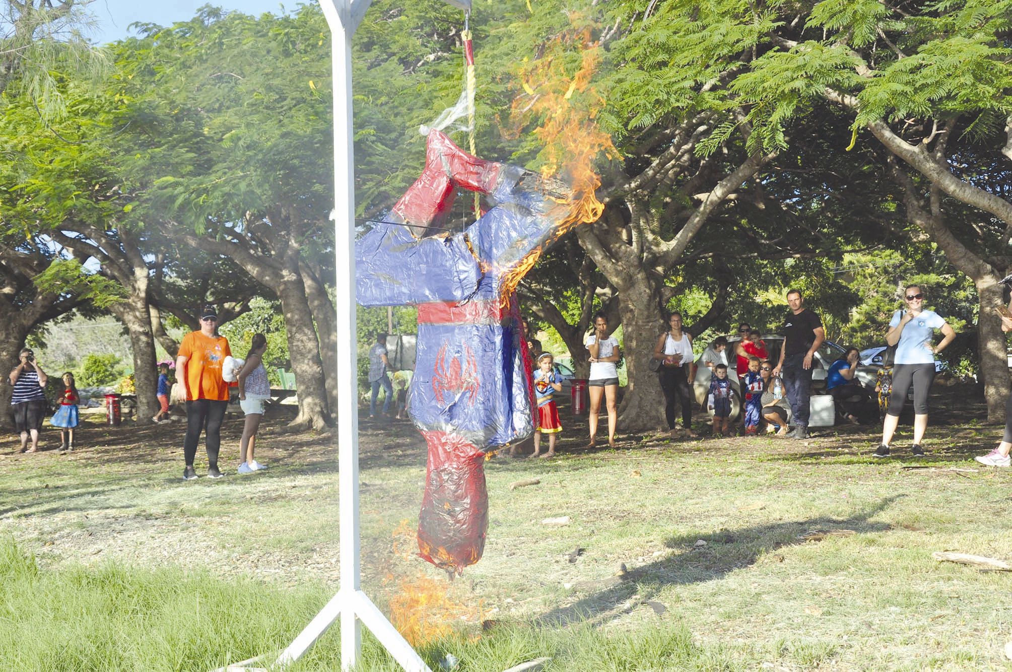 Comme le veut la tradition, Spiderman, le Monsieur Carnaval 2018, a péri dans les flammes, sous l’œil attentif des sapeurs-pompiers du SIVM Nord.