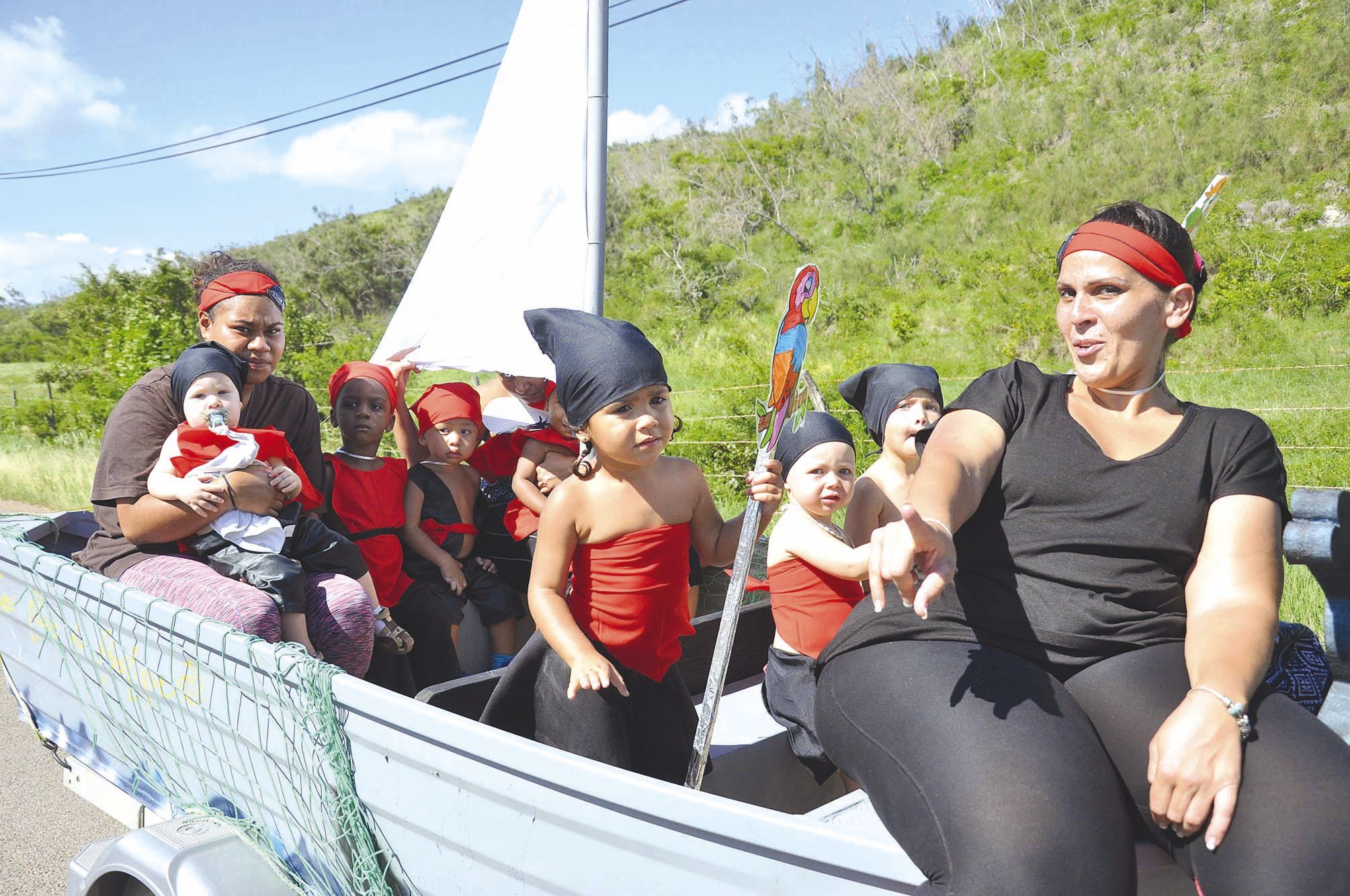 Les enfants de la crèche Les P’tit filous, déguisés en pirates des Caraïbes, ont pris place dans leur brick.  Ils se sont classés seconds dans la catégorie groupes des plus beaux costumes.