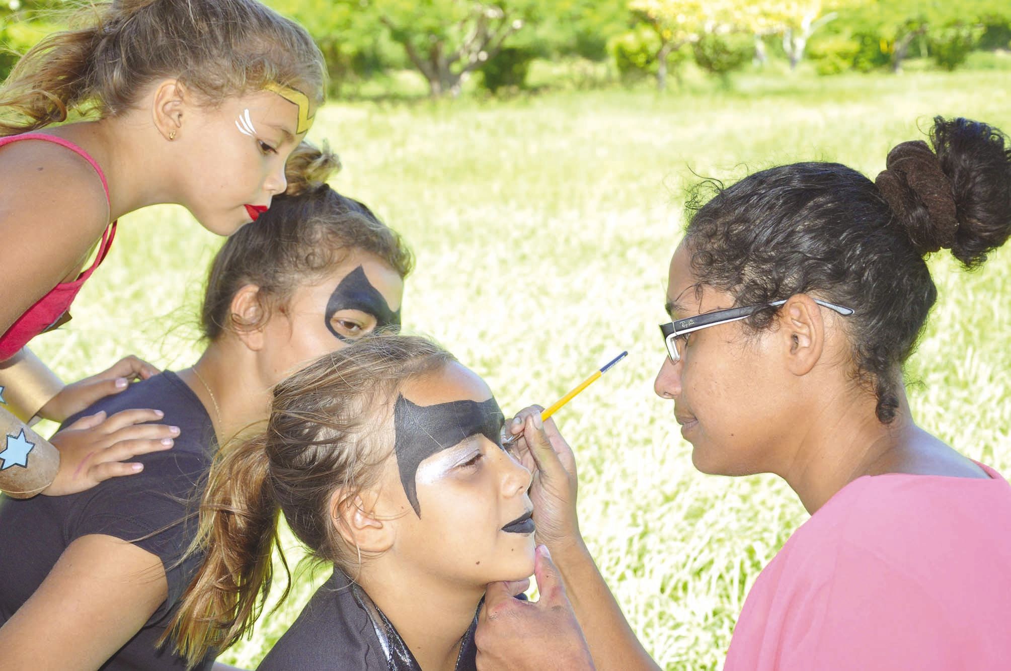 Avant le défilé, Adeline s’est installée sur l’aire de repos du parcours de santé pour  maquiller les petits.
