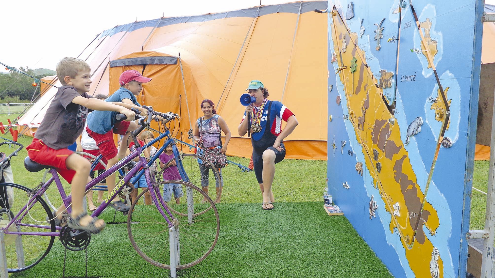 Sur place, les enfants ont pu faire le tour de Calédonie à vélo avec quelques petites embûches sur la route pour ne pas aller trop vite, le tout sous la surveillance de Mastico.