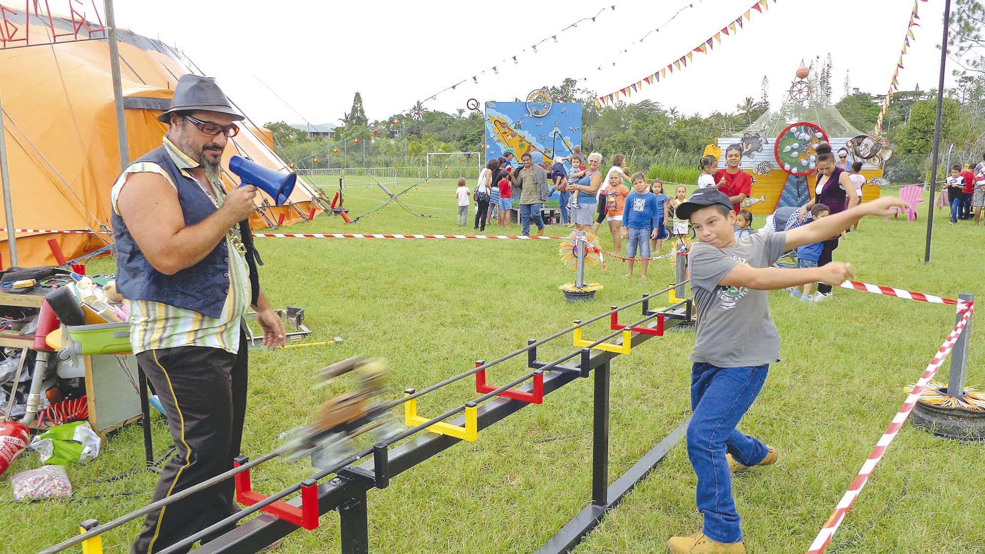 Dylan n’a pas hésité à envoyer le fer à repasser vers le ciel pour toucher le haut de l’échelle et faire résonner la plaque en métal située sur l’extrémité.