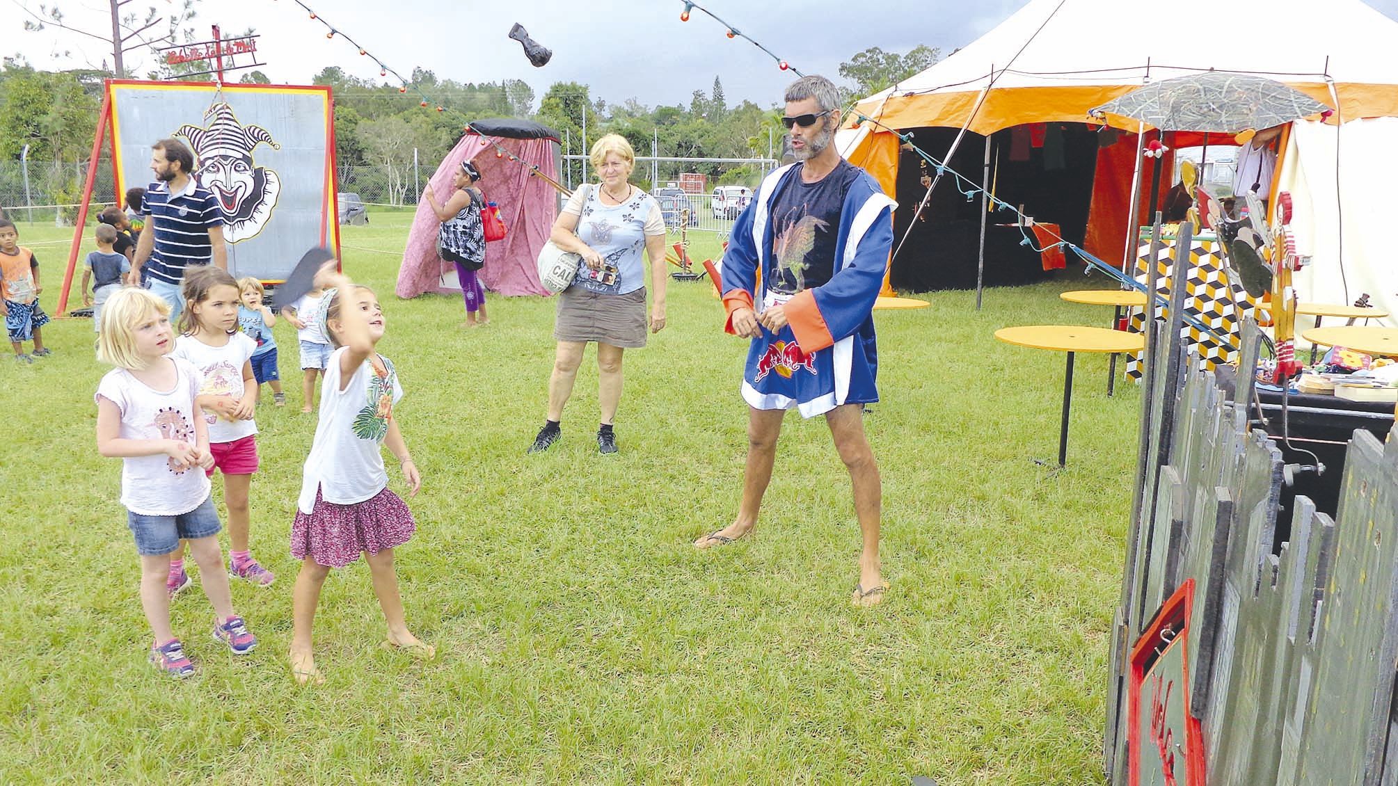 Les enfants se sont régalés à jeter des claquettes pour  atteindre les cibles situées sur un présentoir tournant.