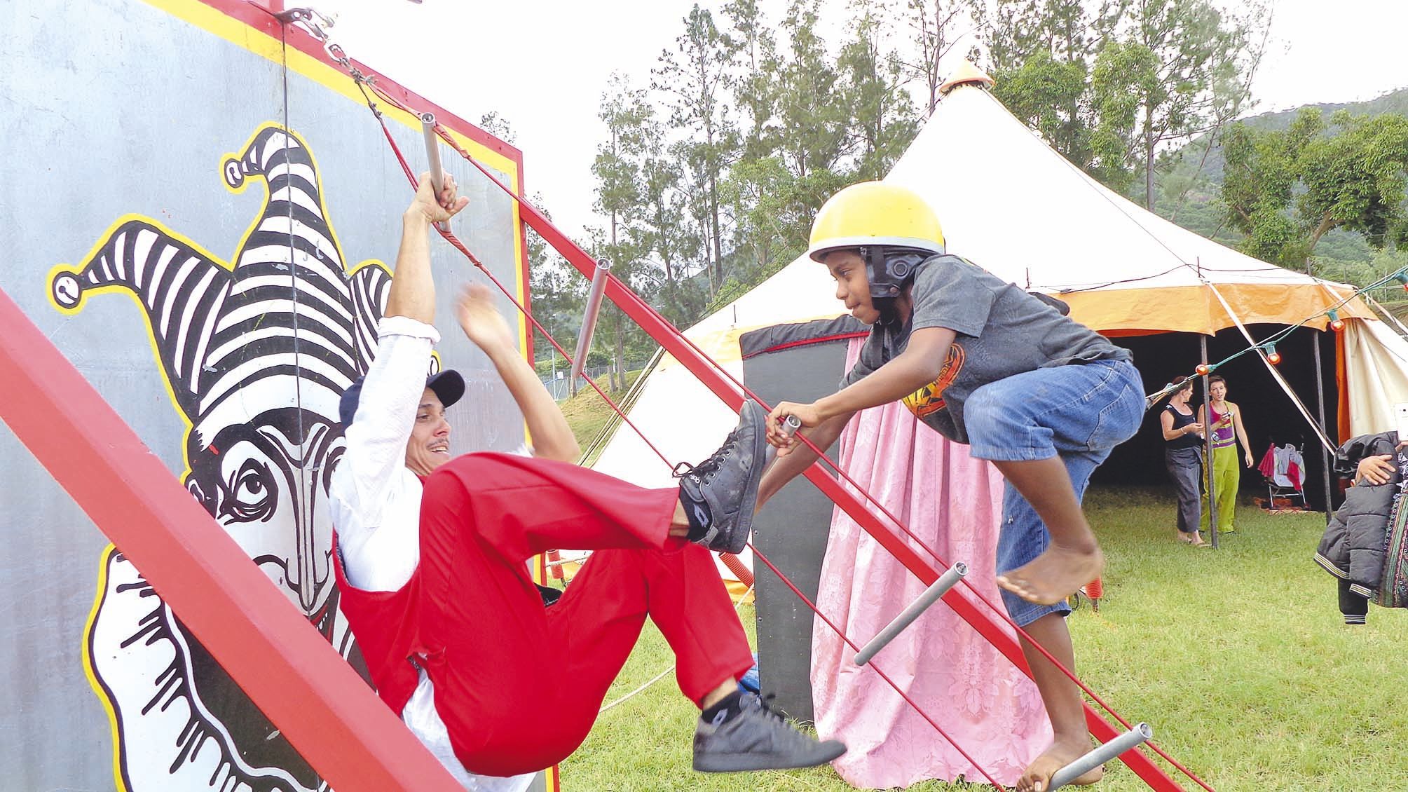 C’est le directeur du Chapitô en personne qui a animé le stand de l’échelle où les enfants ont pu s’adonner aux plaisirs de l’escalade.