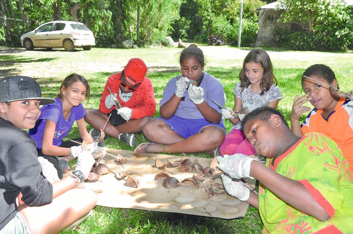Dans le cadre de la fête des Mères, les enfants ont  participé à un atelier leur proposant la réalisation d’une barrette en noix de coco, depuis son ponçage jusqu’à son vernissage.