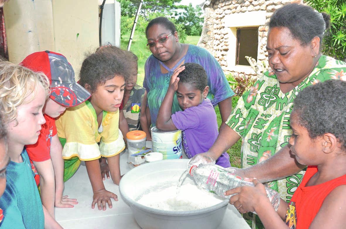 Sofia, une maman de la tribu de Gamaï, a animé l’atelier d’art culinaire, en apprenant aux enfants à préparer des gâteaux tressés, qui ont fait le bonheur de tous à l’occasion du goûter.