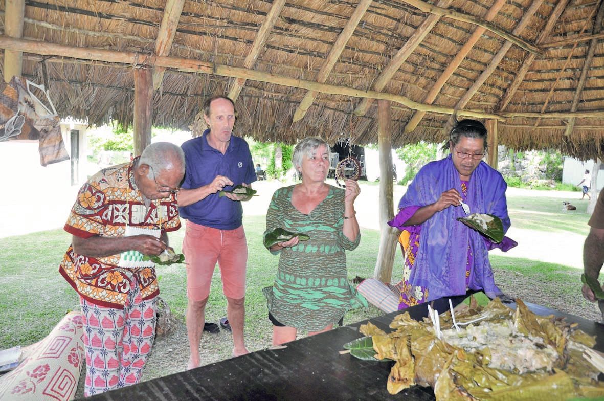 Parmi les ateliers proposés mercredi : plantes médicinales, coutures, tressage et art  culinaire avec dégustation de bougna traditionnel à base de coco fermentée.
