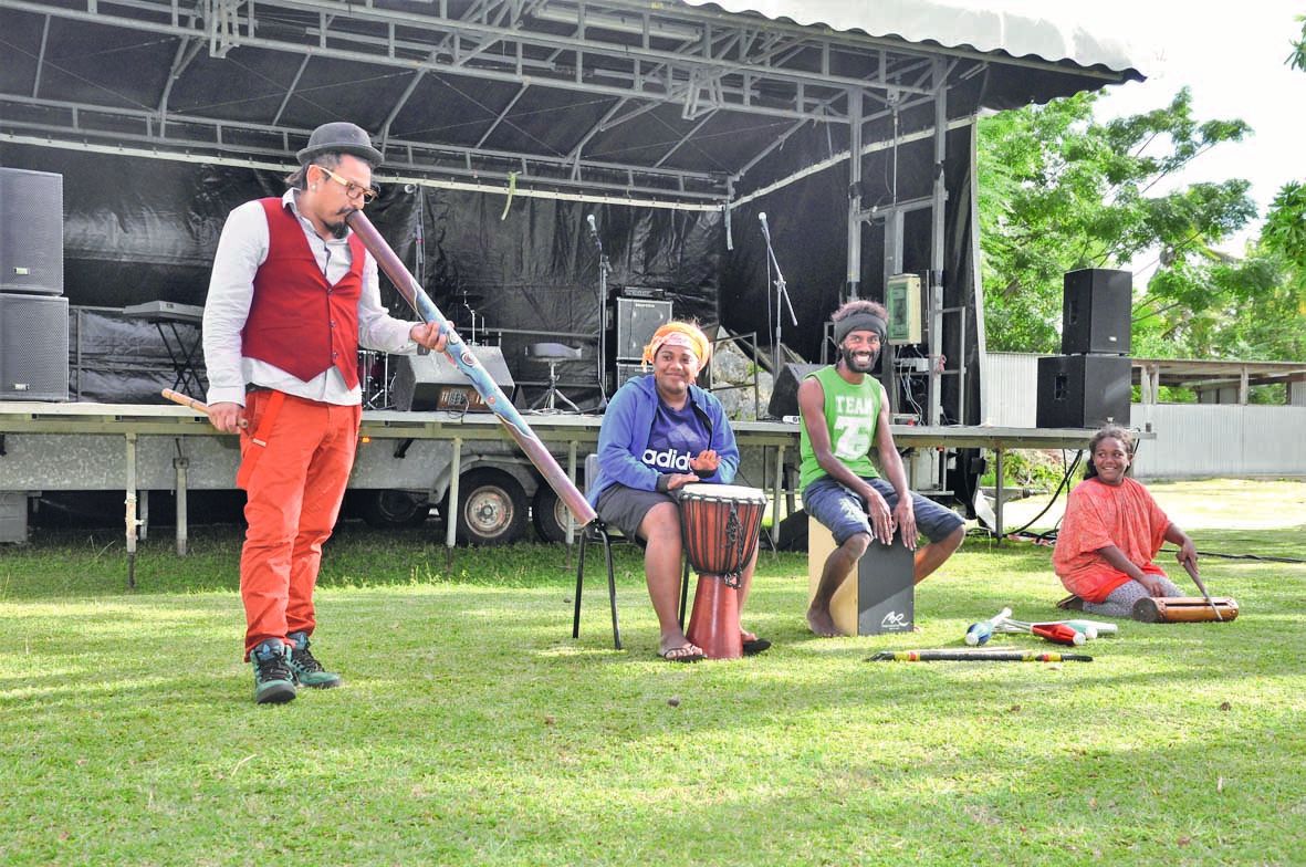 Pakari, originaire du Pérou, résidant à Maré depuis quelques mois, a partagé son savoir-faire en jonglerie,  tours de passe-passe et musique, dans une cacophonie organisée qui a fait rire petits et grands.