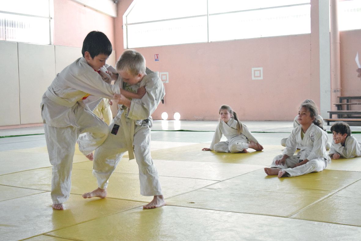 Autre proposition de sport, le judo, dispensé par Jean-Luc dans la salle omnisports de Boulari. Lucas et Natty effectuent un jeu devant leurs compagnons.