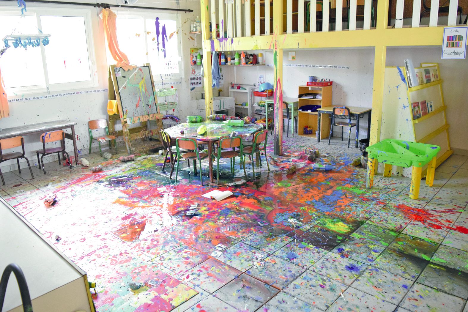 Cette classe de maternelle a été entièrement repeinte par les malfrats. Une entreprise de nettoyage est intervenue  vendredi après-midi. Mais les dessins, les cahiers des enfants, le petit matériel éducatif sont définitivement abîmés.