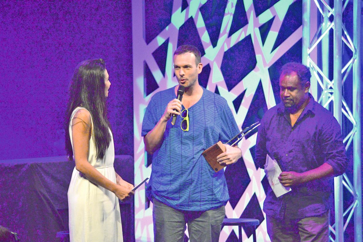 Incontrol a remporté la Flèche électro-musiques urbaines pour son album Let’s fall in love, qui a accompagné son retour  au pays et flirte avec les musiques afro-américaines.