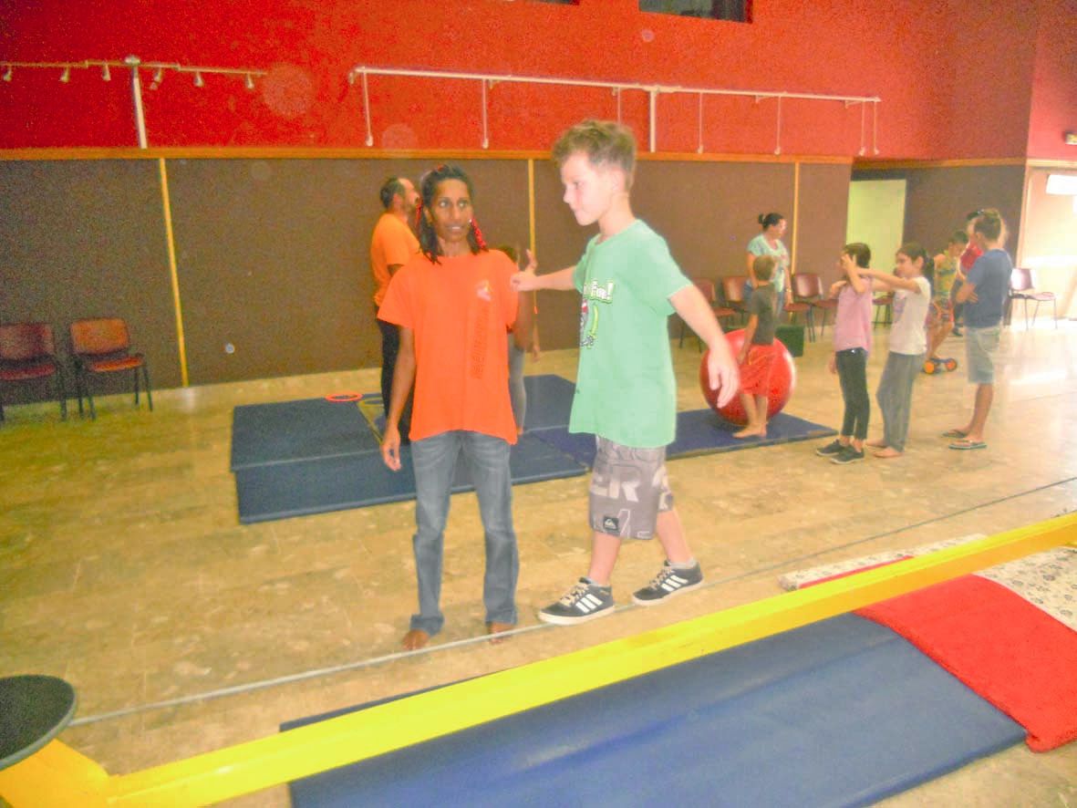 Les jeunes, âgés de 6 à 12 ans, ont appris à se déplacer sur un fil sans tomber, parfois aidés par les animateurs présents.