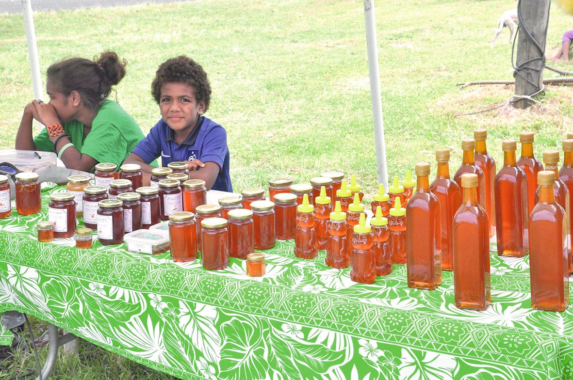 Si l’île compte une douzaine de producteurs de miel, seule une poignée a exposé son nectar. Le produit n’a pas encore réussi à faire union comme ses amis l’avocat ou le vivaneau.