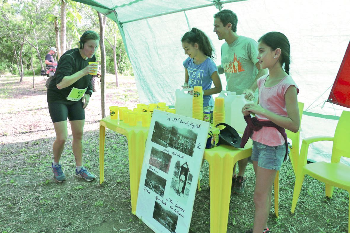 Abrité sous une tente d’officier, le point de ravitaillement offrait, en plus des rafraîchissements, quelques informations sur le site historique, après la montée des gradins de l’ancien cinéma. Le site était occupé en 1944 par le plus grand hôpital améri