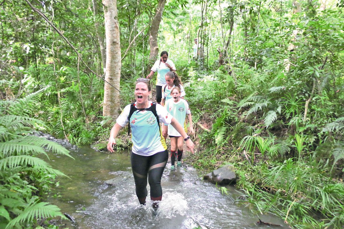 Petit passage mouillé à la fin du parcours. De quoi se  rafraîchir un peu (trop ?), avant de gagner l’arrivée  des 4 kilomètres.