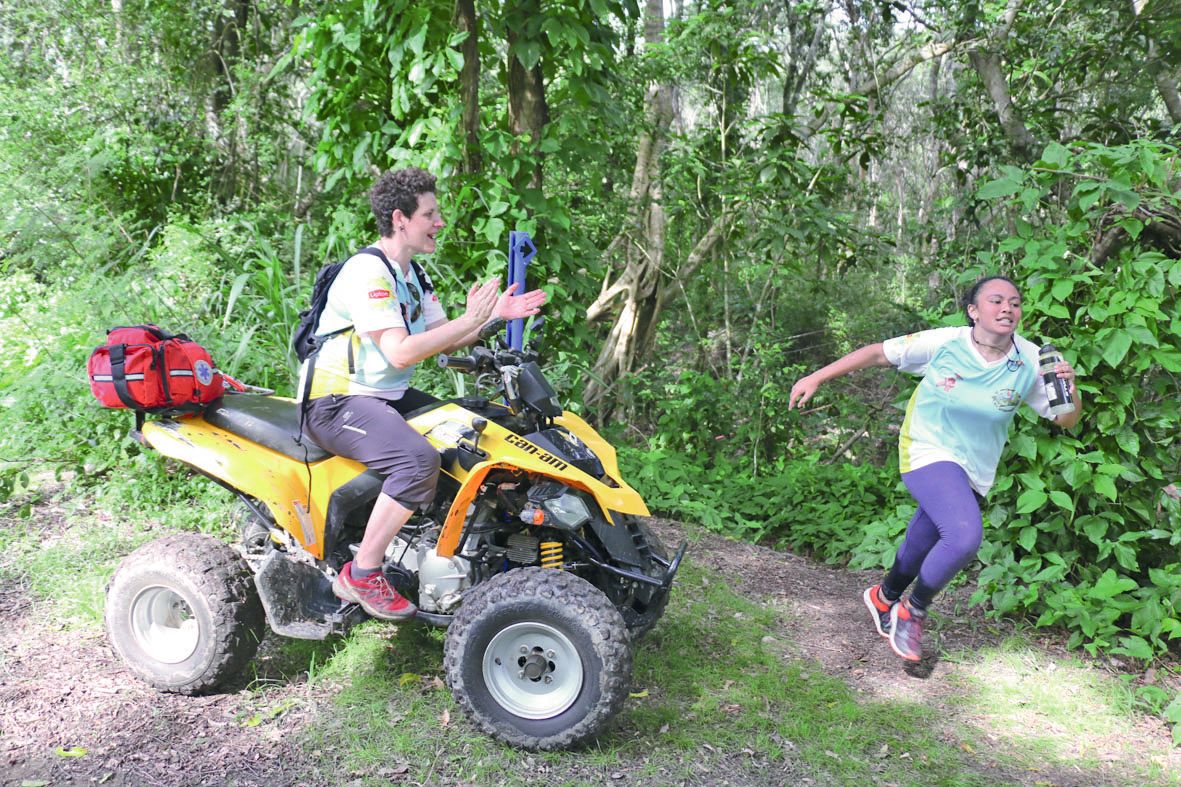 Infirmière libérale, Virginie Sueur (à gauche), membre de l’AVK et de l’association des Soins palliatifs de NC, encadrait les coureuses avec d’autres bénévoles. C’est notamment elle qui a proposé ce nouveau parcours dans les pas des infirmières. Un nouvea