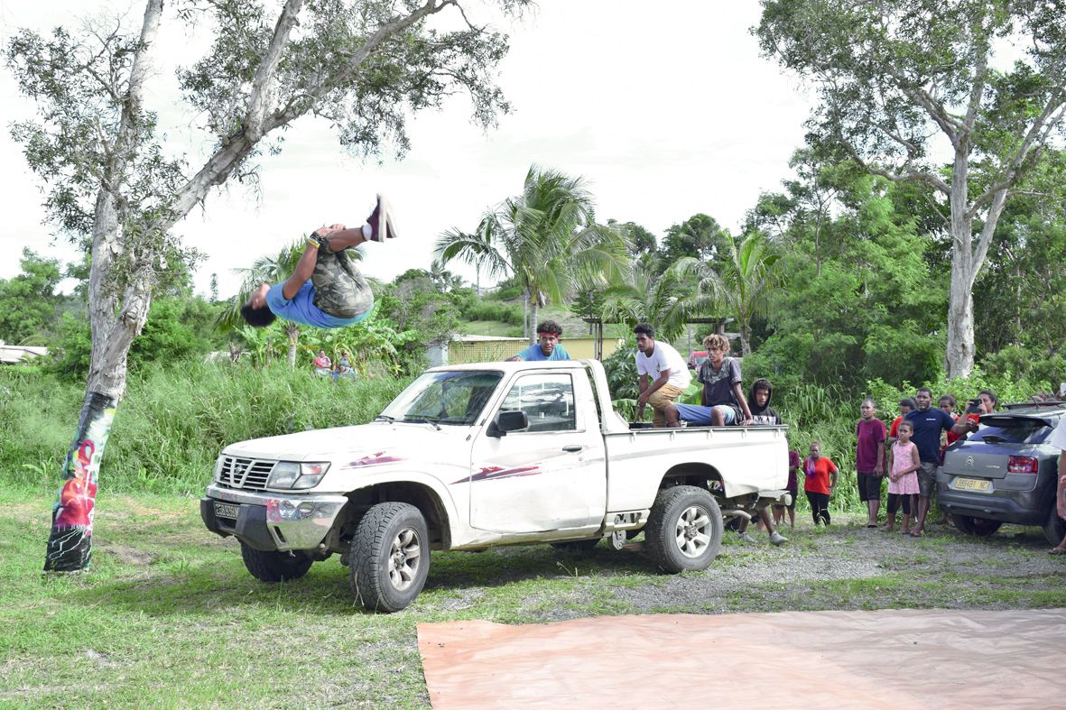 Les jeunes danseurs du groupe Yamak Pacifique ont ravi le public avec du breakdance acrobatique. Ils n’ont pas hésité à faire des sauts depuis cette voiture.