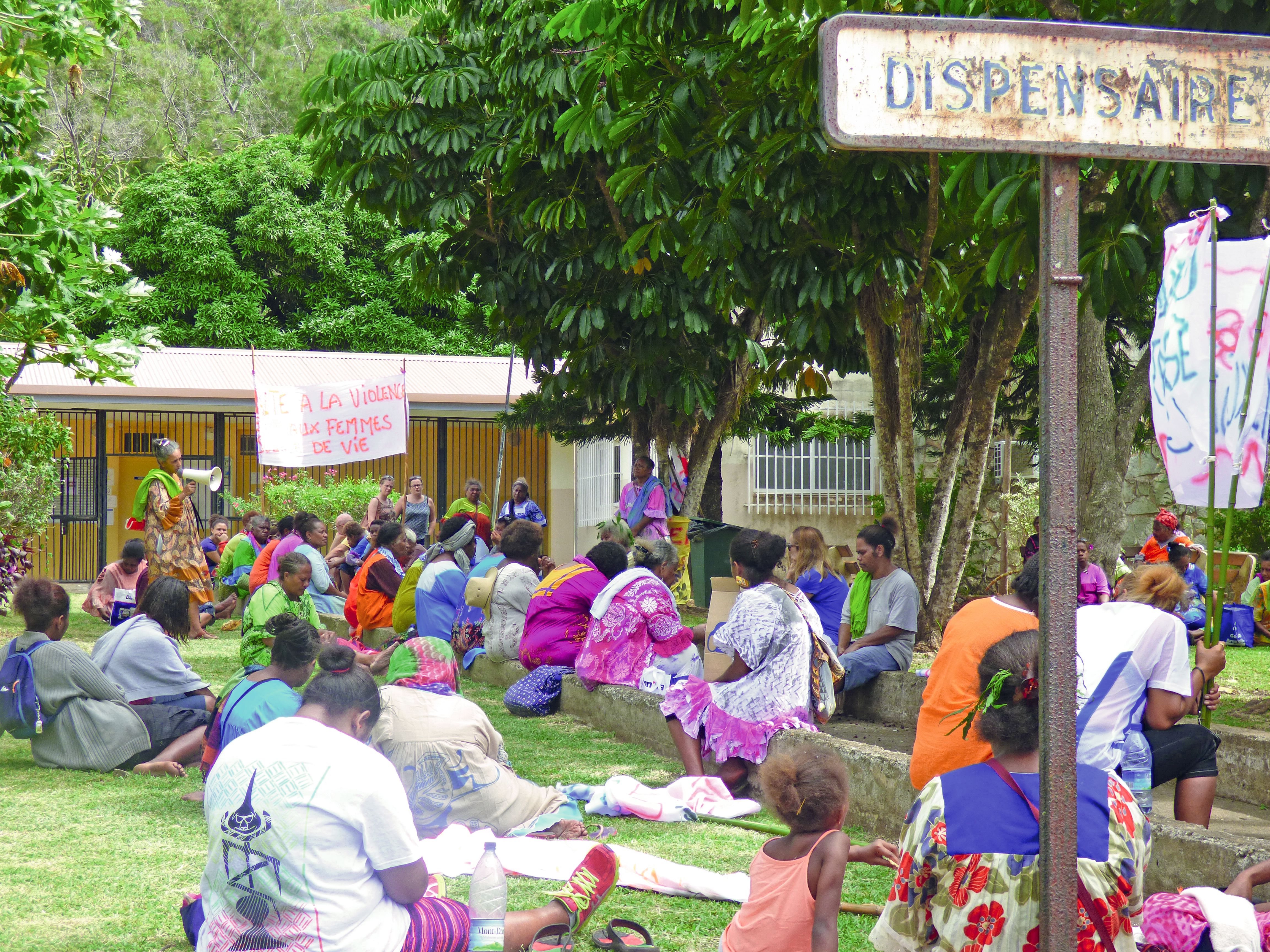 La manifestation s’est arrêtée un temps devant le dispensaire où plusieurs personnes ont pris la parole.
