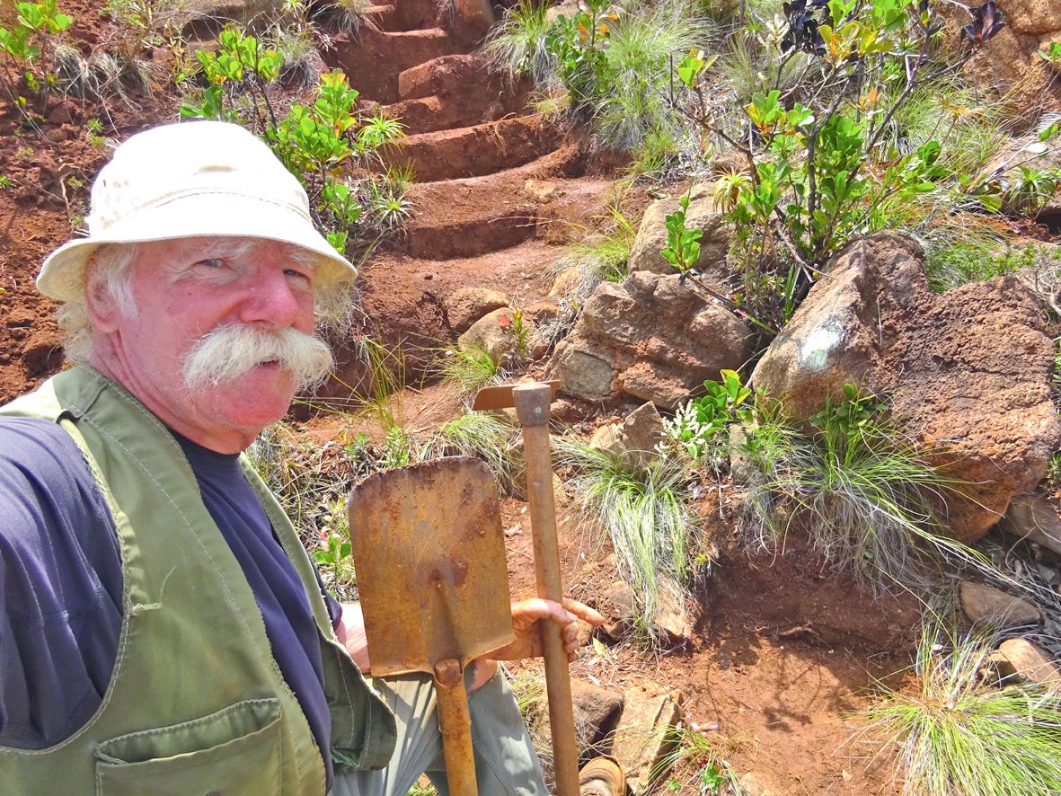 Dans la terre rouge de la vallée minière de la Tontouta, les marches ne sont pas un luxe pour monter les premiers kilomètres du parcours. Alain les entretient tous les ans.